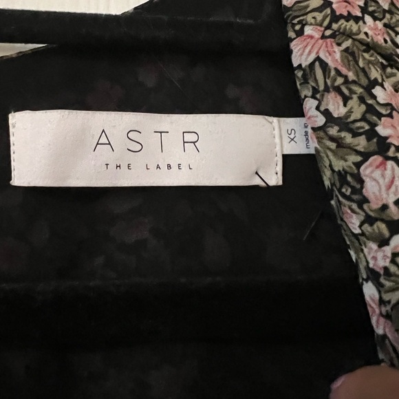 ASTR the Label Shirred Bottom Mini Dress Floral Short sleeve puff sleeve XS NWT - Picture 2 of 4